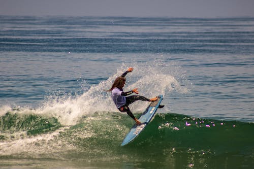 Foto Man Surfing On Sea