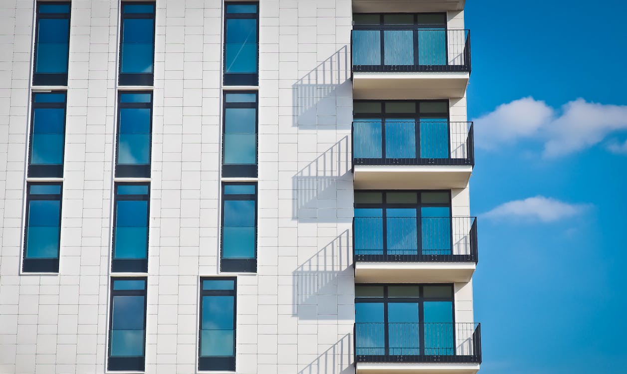 Lage Hoekfotografie Van Grijs Betonnen Gebouw