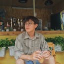 在越南的一家咖啡馆里，一个年轻人正悠闲地喝着冰咖啡