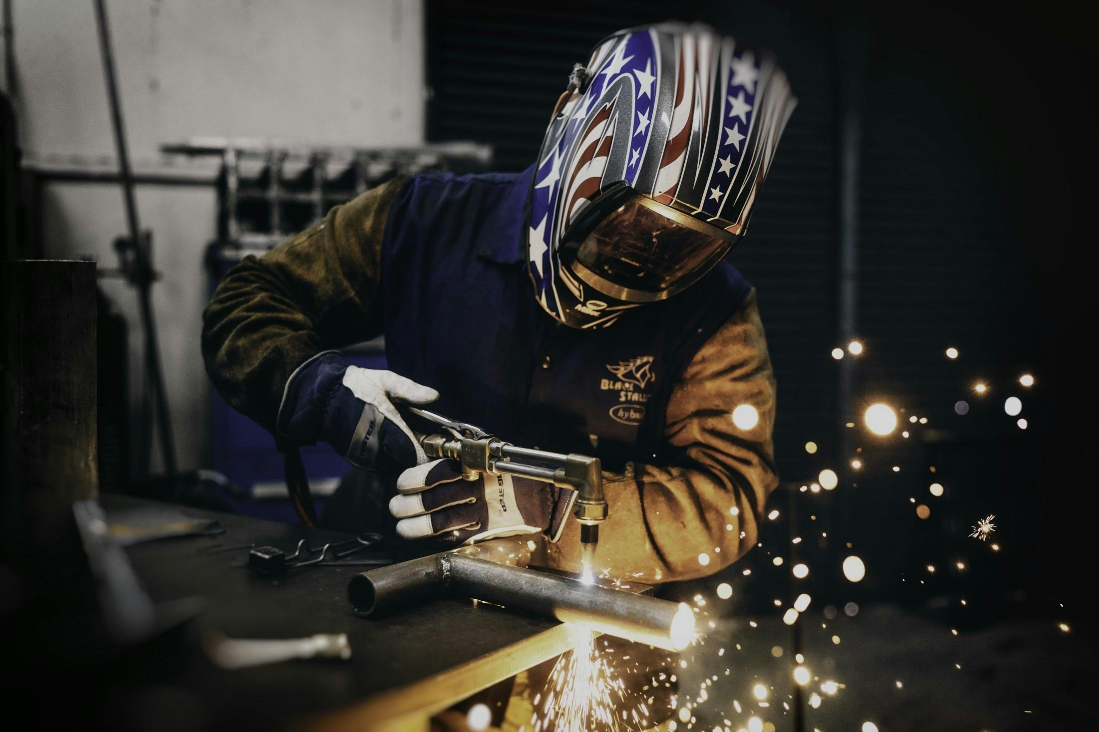 Wallpaper Sparks worker welder 5120x2880 UHD 5K Picture Image