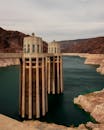 胡佛水坝塔楼风景秀丽，坐落在岩石景观与平静的水域之间