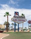 在阳光明媚的日子里，著名的“欢迎来到拉斯维加斯”标志被棕榈树环绕