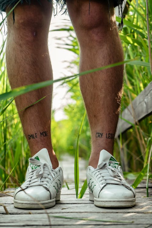 Kostnadsfria Kostnadsfri bild av ben, gräs, gymnastikskor Stock foto