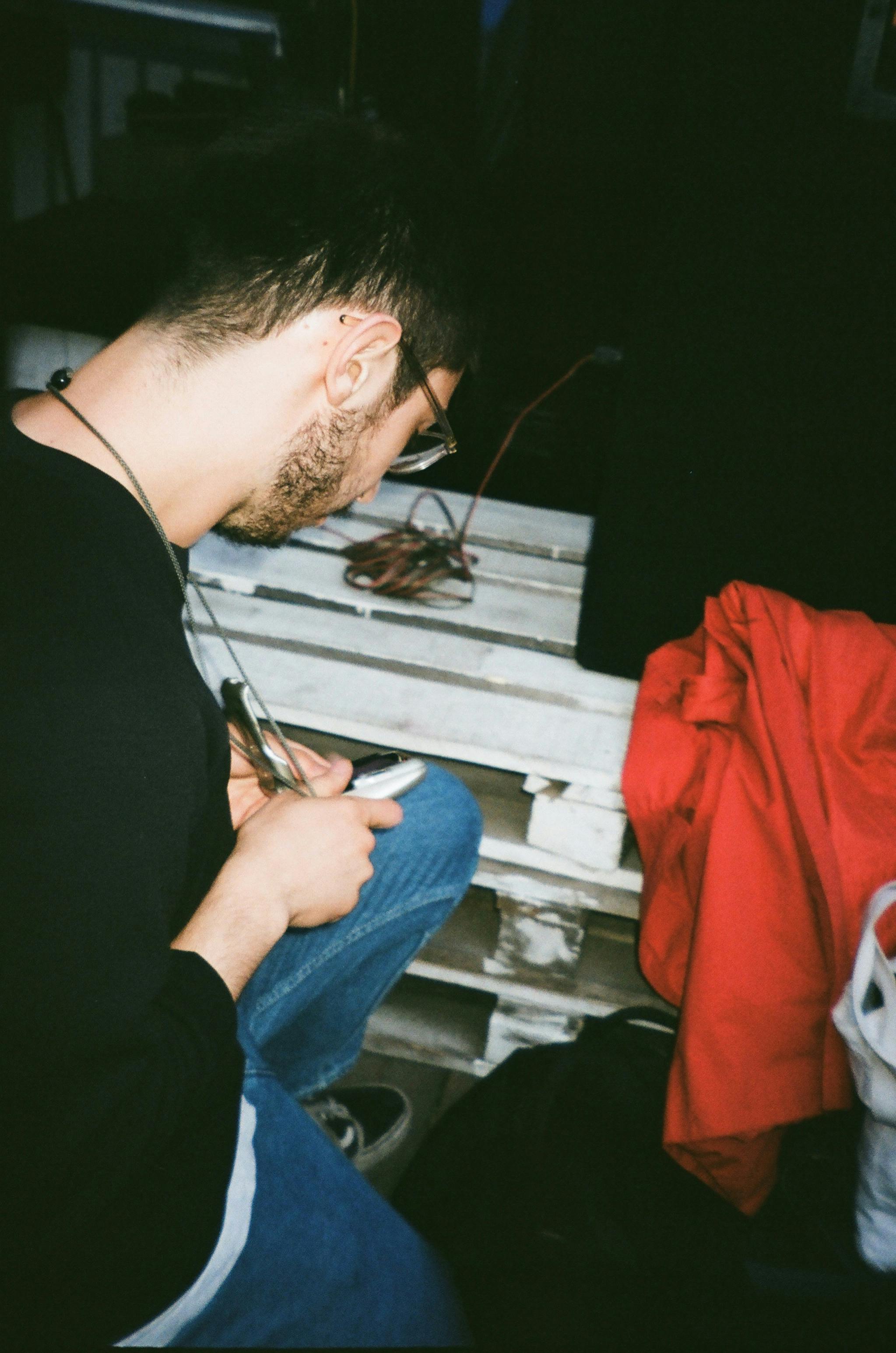 年轻人在舒适的环境中，随意地坐在台阶上写笔记