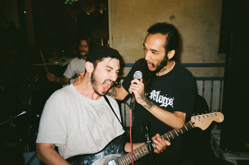 Foto De Dos Hombres Cantando