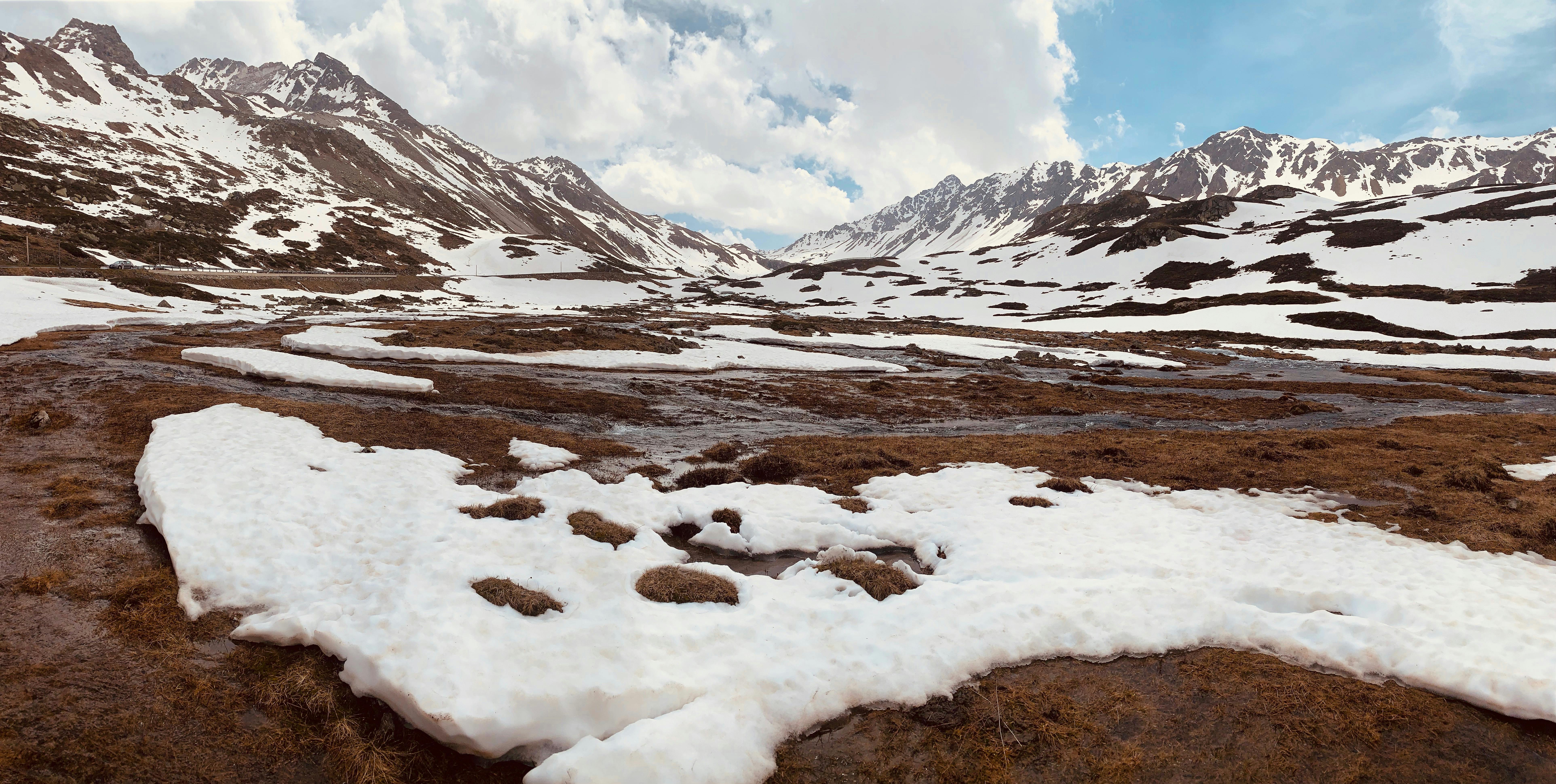 冬季，瑞士弗吕伦的山脉和山谷白雪皑皑，风景如画