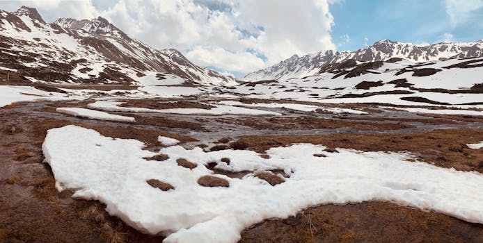 冬季，瑞士弗吕伦的山脉和山谷白雪皑皑，风景如画