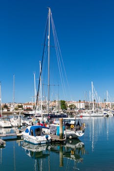 停泊在葡萄牙拉各斯码头的游艇和帆船构成了一幅风景