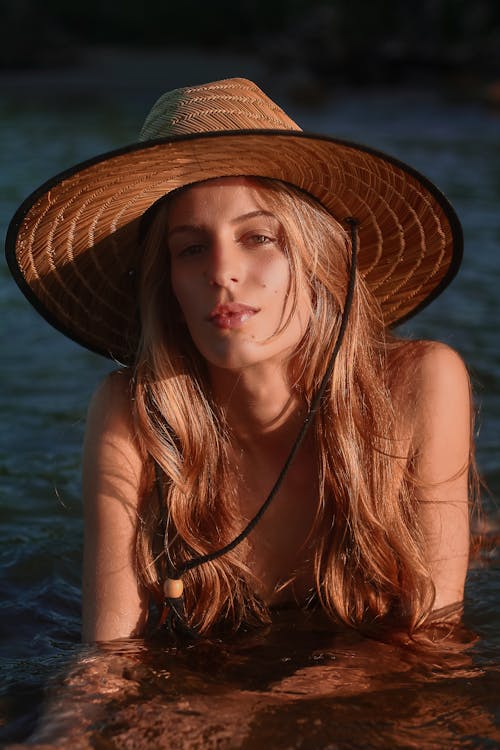 Foto De Una Mujer Con Sombrero Marrón