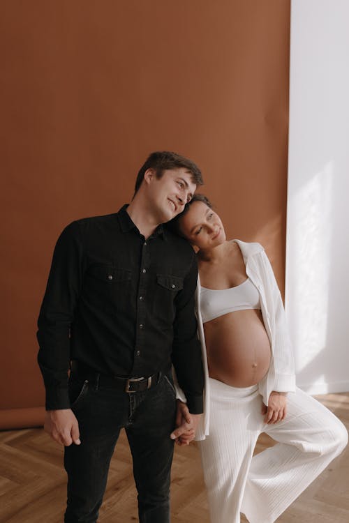 A pregnant woman and her husband pose for a maternity photo