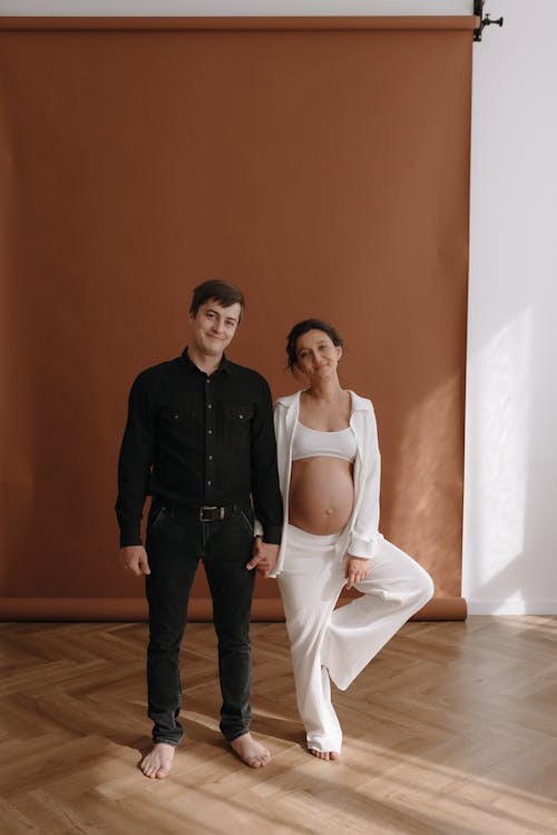 A pregnant woman and her husband pose for a maternity photo
