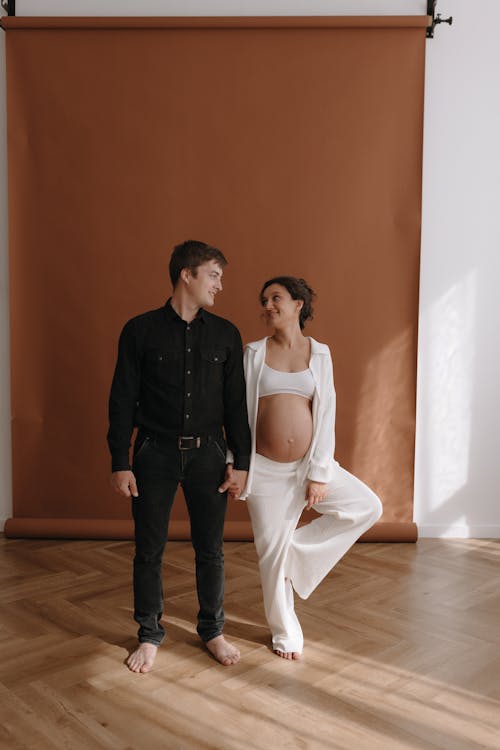 A pregnant woman and her husband pose for a maternity photo