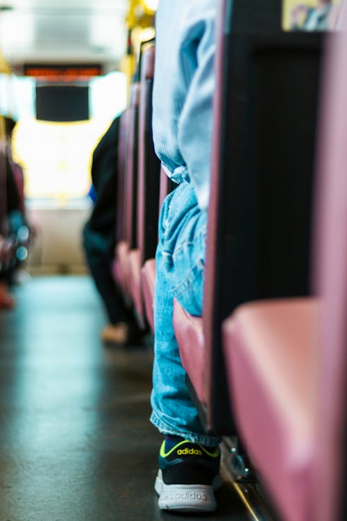 버스, 아디다스, 앉아 있는의 무료 스톡 사진