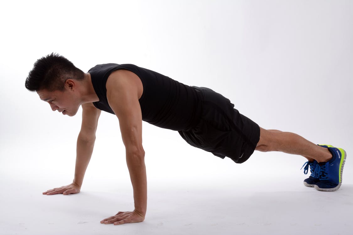 Burpees, czyli ćwiczenie, które da Ci solidny wycisk. Wykonasz je w dowolnym miejscu i czasie