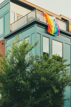 在现代建筑的时尚角落，一面充满活力的骄傲旗帜悬挂在阳台上