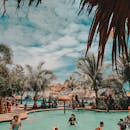 阳光明媚的度假村令人放松，这里有棕榈树和泳池可供享乐