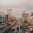 马尼拉雨天中繁忙的城市生活景象，展现了交通与活动的忙碌