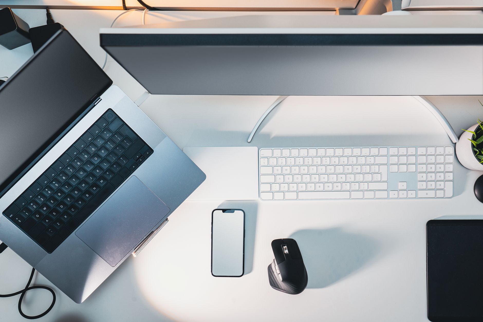 울산 어르신 스마트폰 무료 교육 7 Clean and organized modern workspace featuring laptop, smartphone, and monitor.