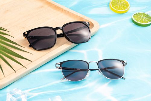 Free Elegant sunglasses on a wooden tray by a pool, evoking summer vibes with lime slices and palm leaf. Stock Photo