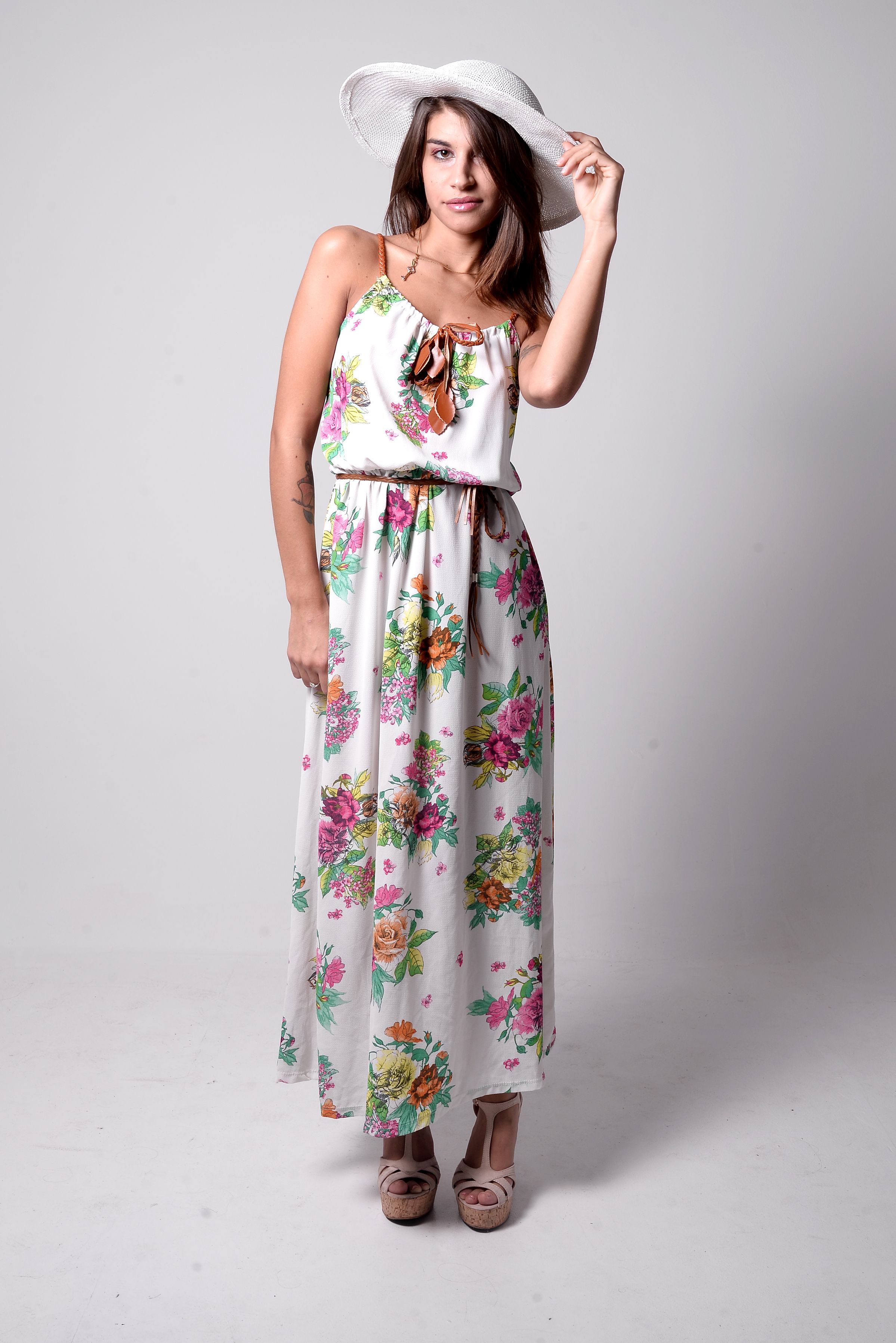 Mujer Con Vestido Blanco Y Sombrero · Foto de stock gratuita