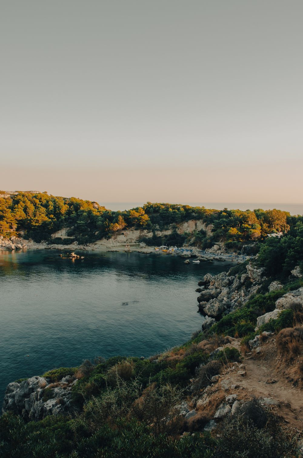 Golful Anthony Quinn din Rodos, cu apă turcoaz între stânci și pini
