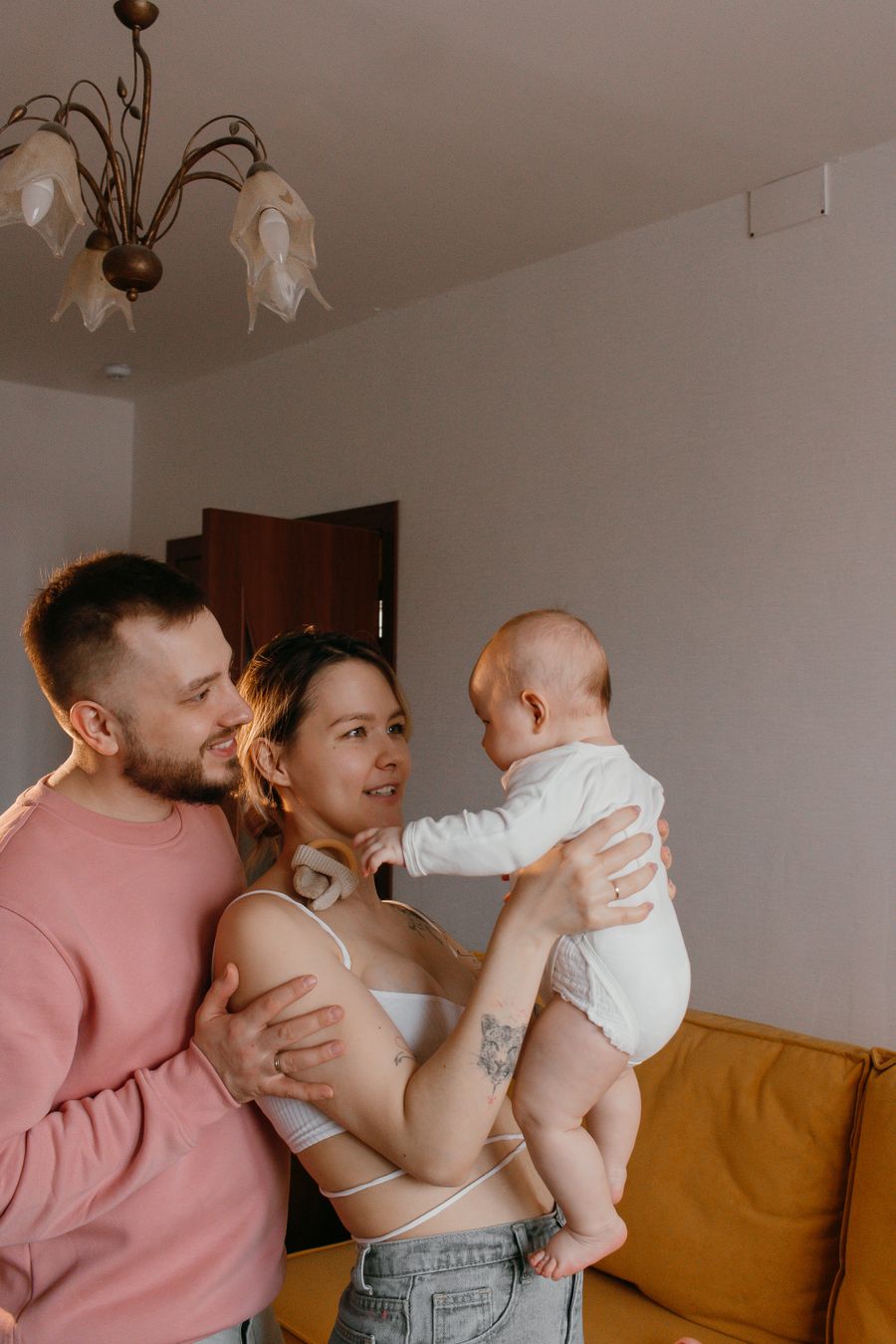 Familie alături de copilul lor