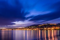 黄昏的城市景观迷人，映衬着宁静的水面