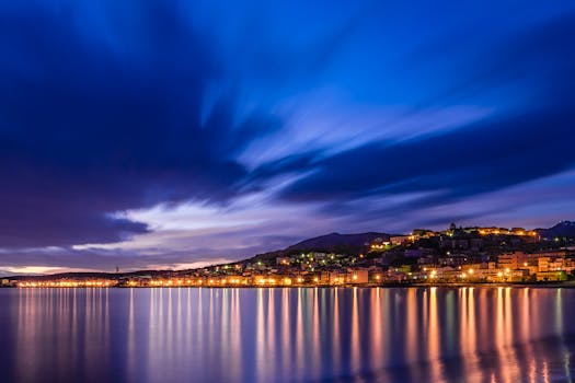 黄昏的城市景观迷人，映衬着宁静的水面