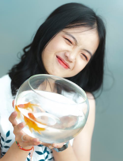 Foto Wanita Memegang Fish Bowl