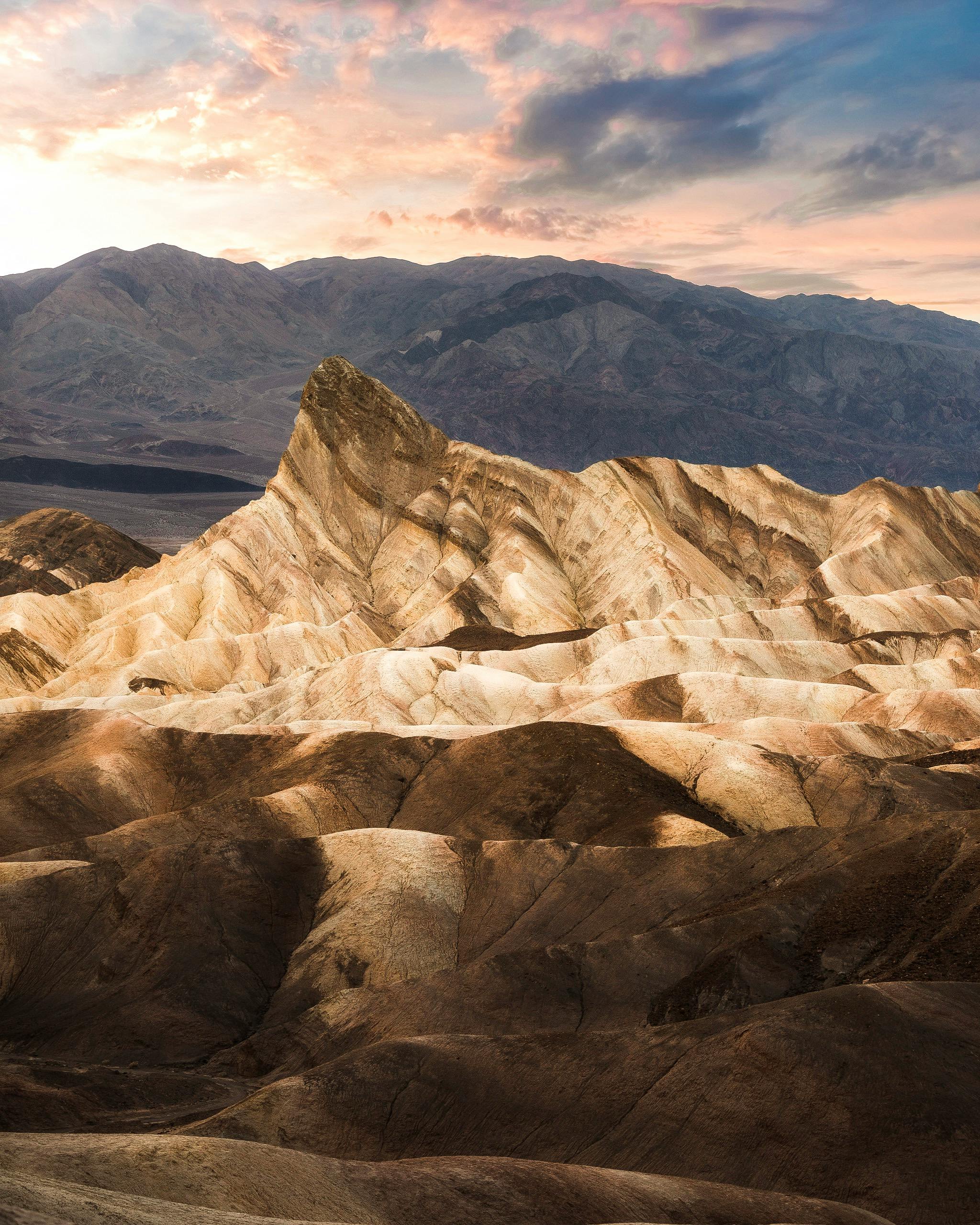 日落时分，五彩缤纷的天空映衬下，扎布里斯基角独特的地质构造呈现出戏剧性的景观