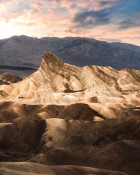 日落时分，五彩缤纷的天空映衬下，扎布里斯基角独特的地质构造呈现出戏剧性的景观