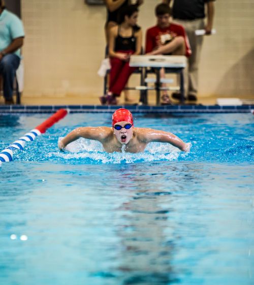 Atleta competindo em prova de natação