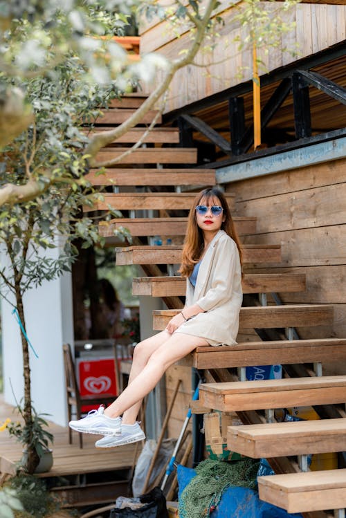 Kobieta Siedząca Na Brązowe Drewniane Schody