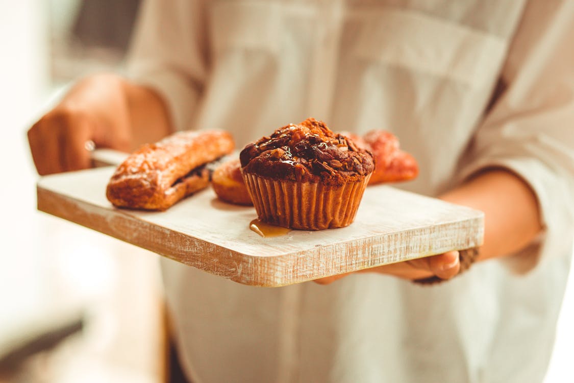 Persoon Die Muffin Op Houten Dienblad Dienen