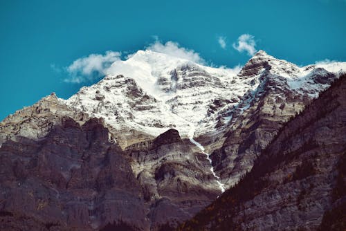 Montanha Coberta De Neve Durante O Dia