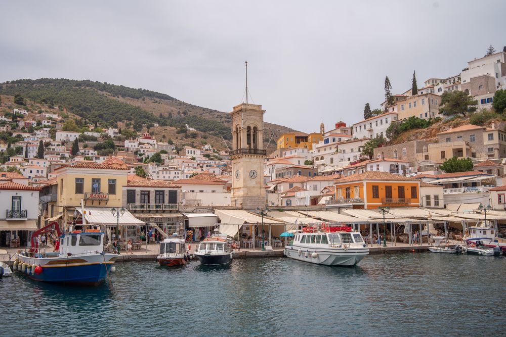 Puerto de Hydra con barcos y casas de colores en el golfo Sarónico