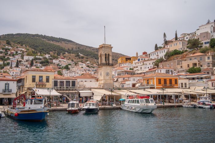 Puerto de Hydra con barcos y casas de colores en el golfo Sarónico