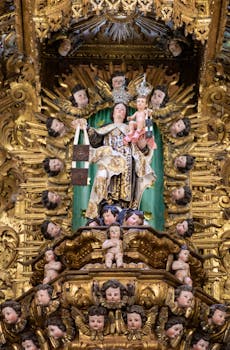 葡萄牙法鲁的一座宗教雕塑错综复杂，描绘了一位被天使包围的圣人