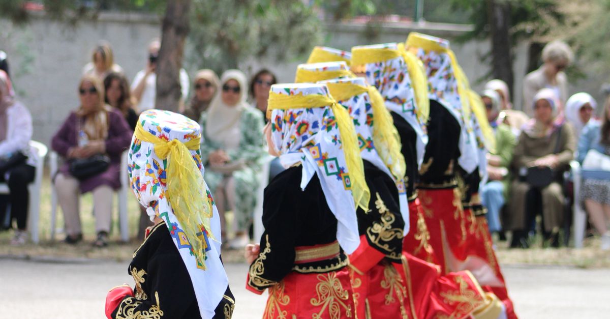 Pollerin Women in Traditional Clothing Dancing in the Street · Free Stock Photo
