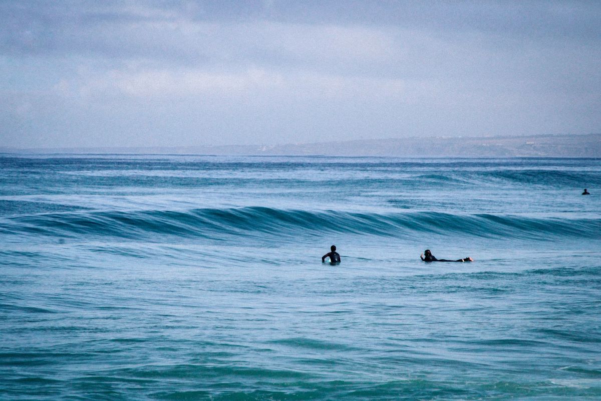 Ambiente relajado de surfistas esperando olas