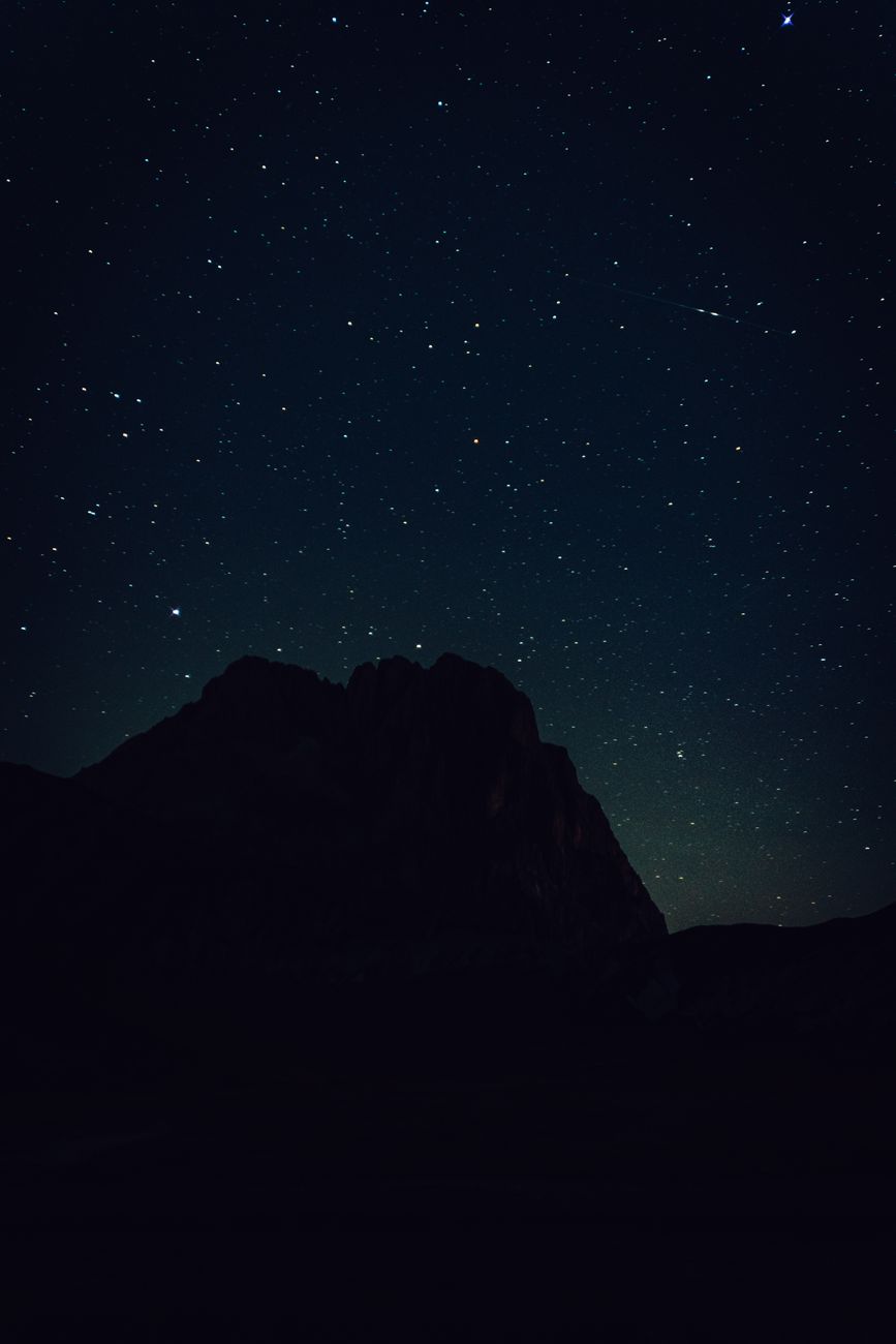 Eleganter Himmel & Nacht – Anime-Stil Hintergrundbild