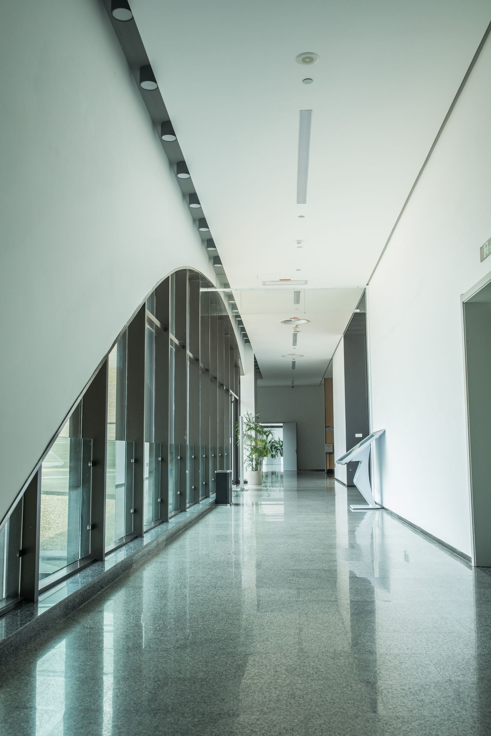 Hall amplio y luminoso de un edificio contemporáneo de uso público