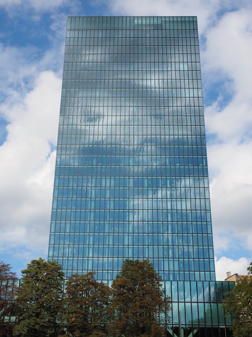 曇り空の下のシャード高層ビルのローアングル写真