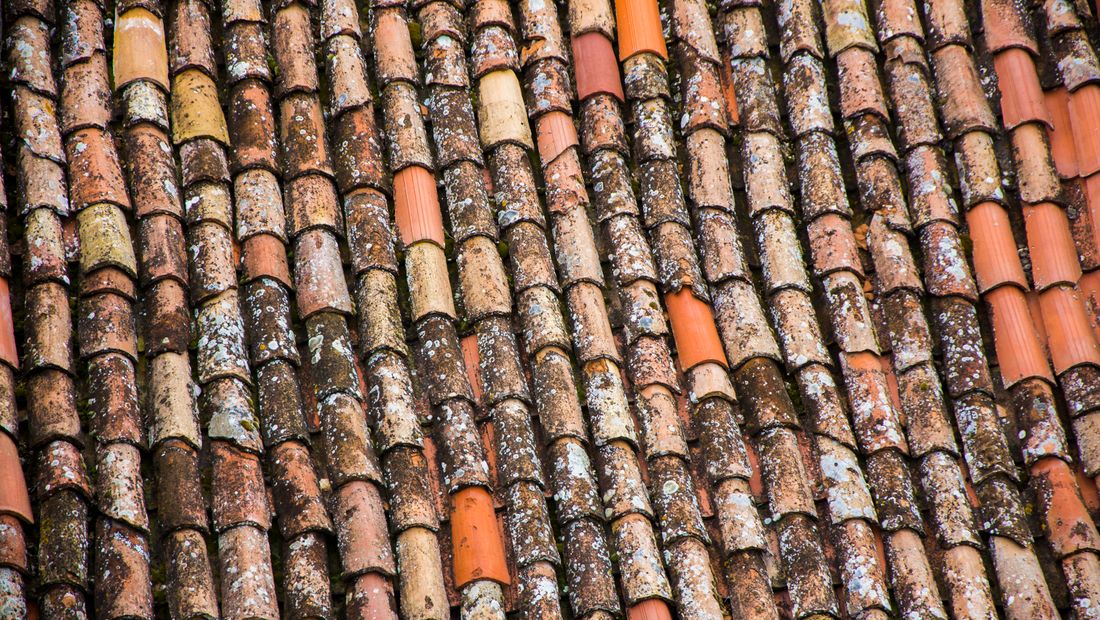 Lastre di copertura invecchiate su un edificio produttivo