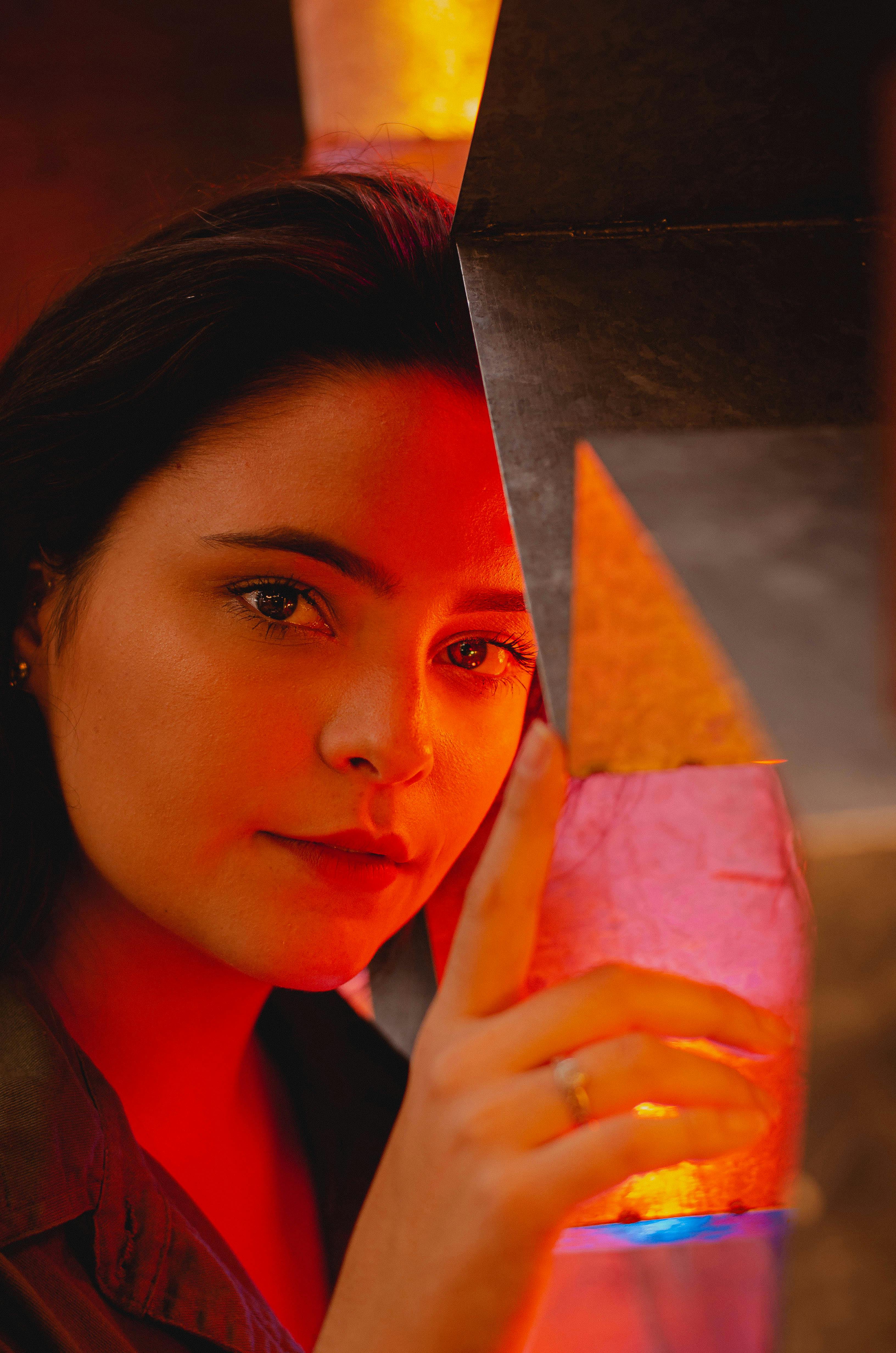 一幅女性艺术肖像，以温暖的灯光和几何形状引人注目