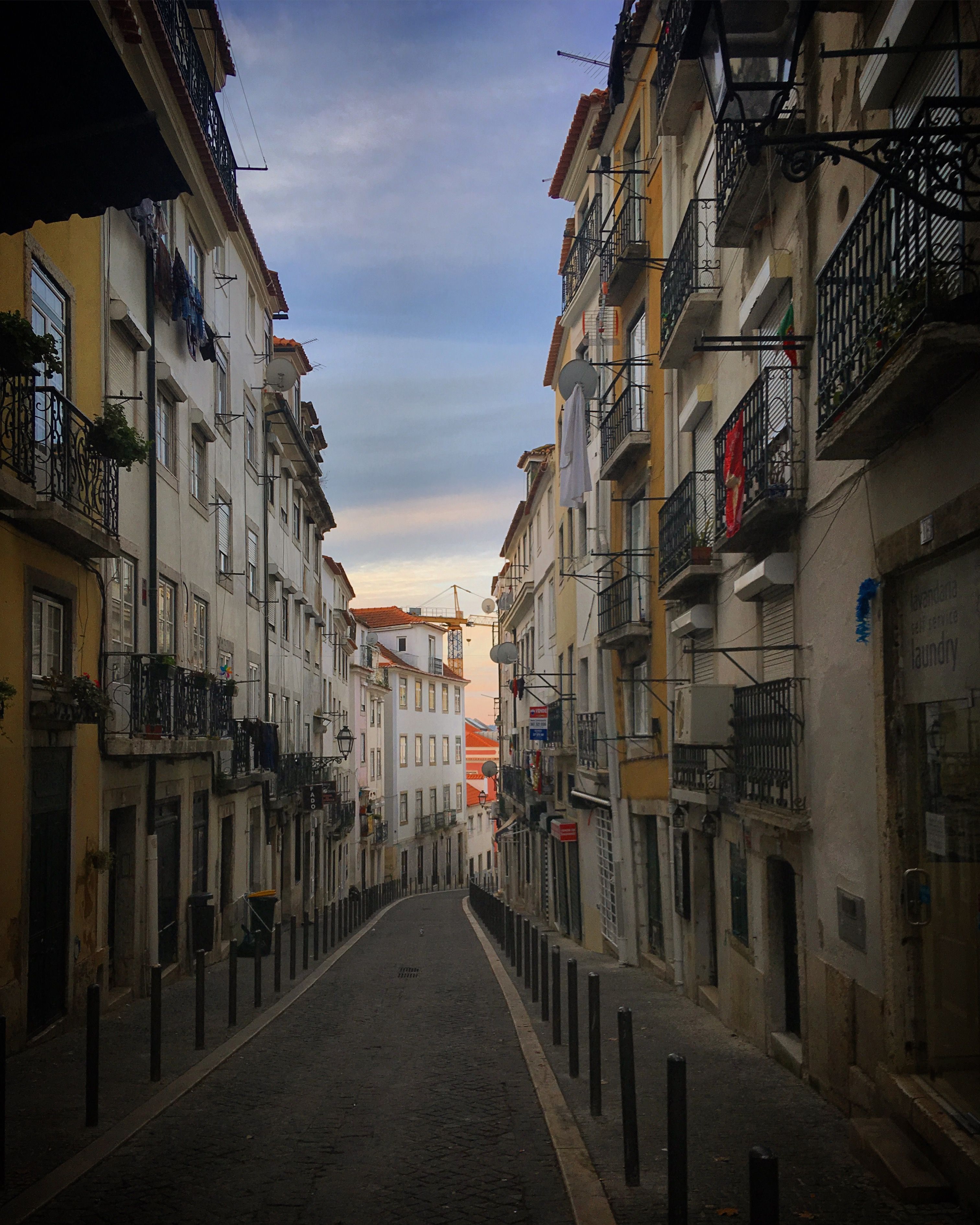 Narrow street in the old town Santo Estêvão, Lisbon, Portugal · Free ...