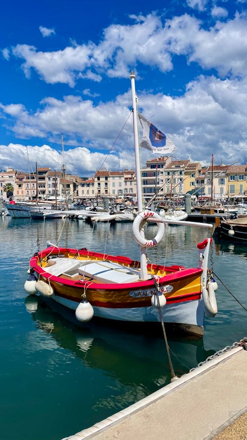 Foto profissional grátis de aldeia, bandeira, barco a vela