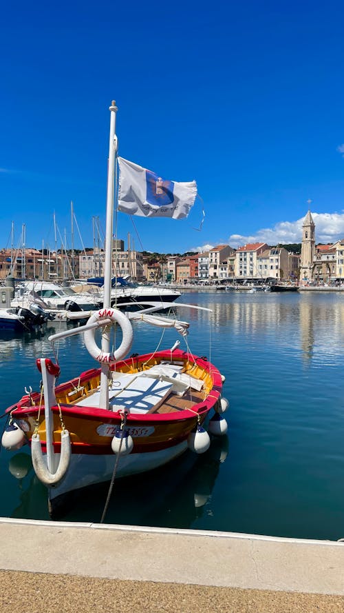 Foto profissional grátis de água, bandeira, barcos a vela