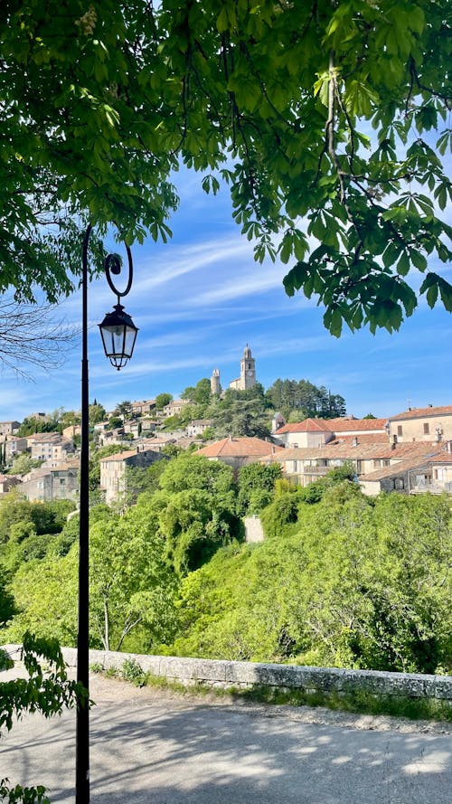 Foto profissional grátis de aldeia, árvore, batimento