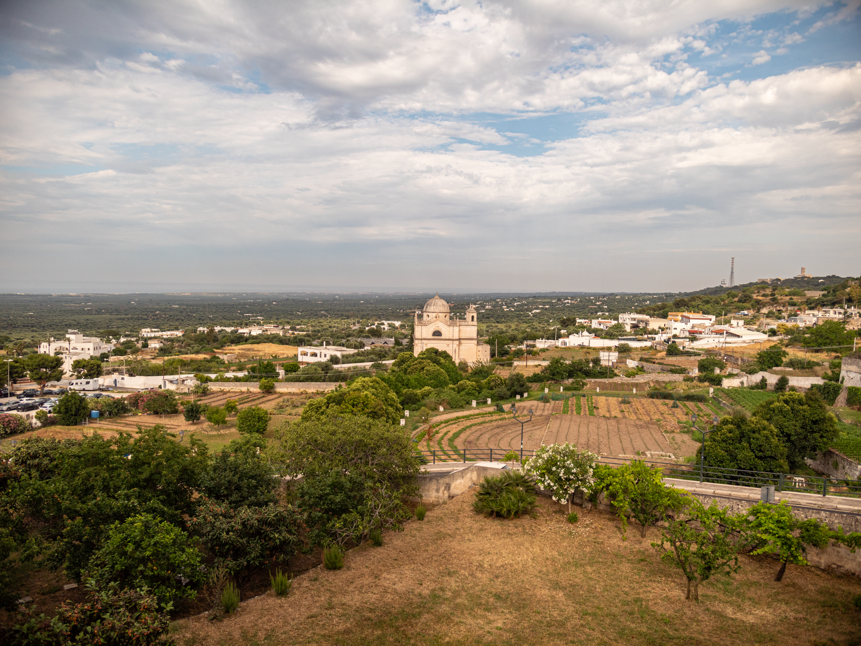 Una veduta aerea pittoresca di Ostuni, Italia mostrando la campagna e una chiesa storica